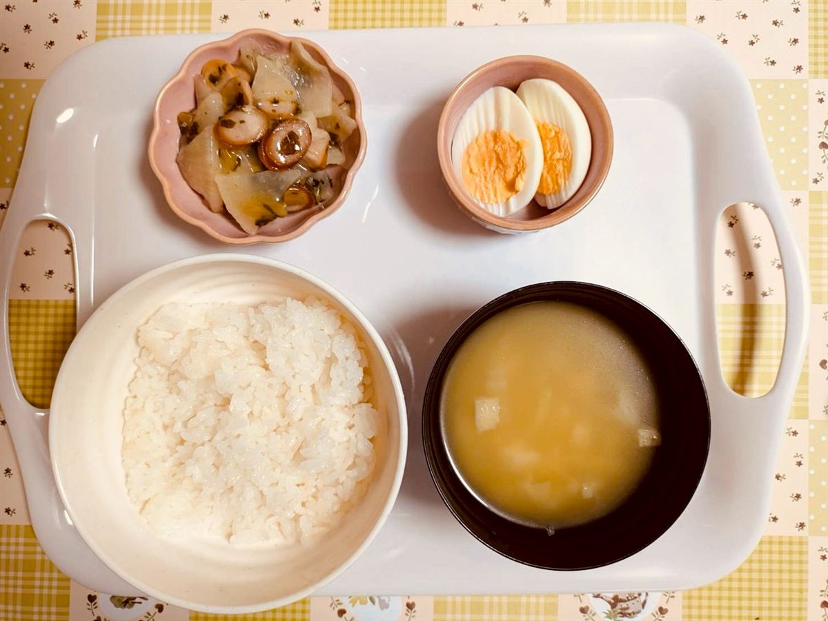 サードプレイス やつしろ 実際の食事 - ごはん・味噌汁・ゆで卵・大根煮