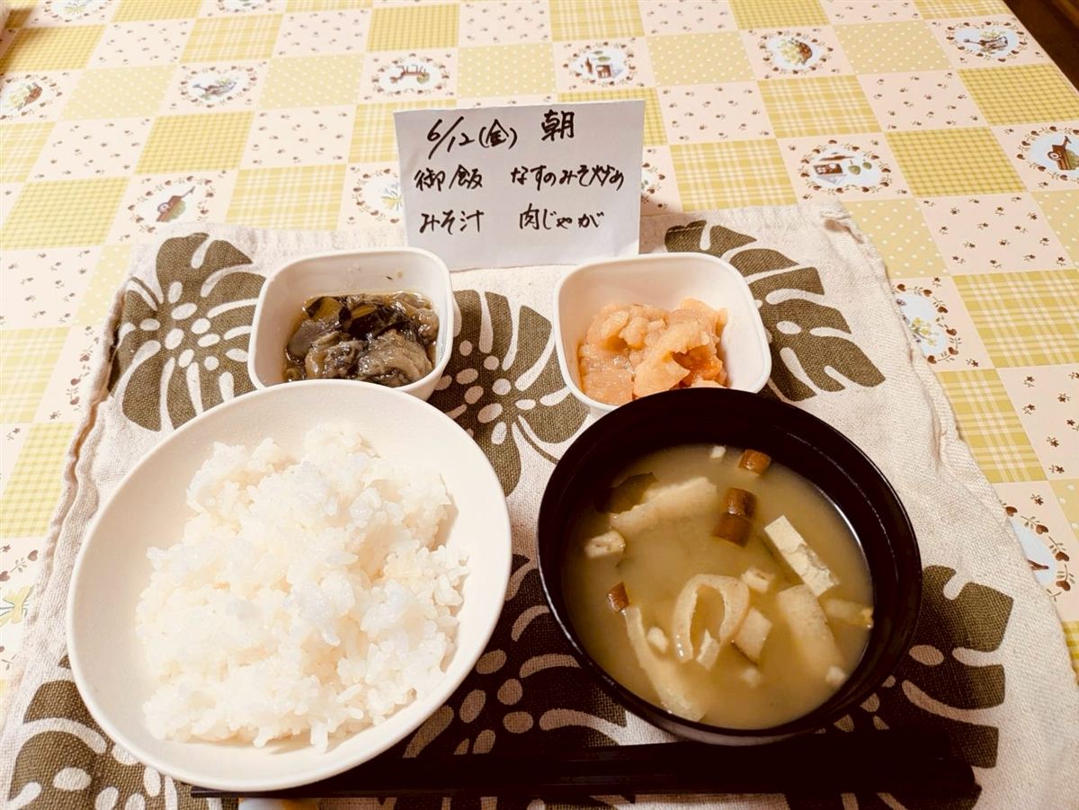 サードプレイス やつしろ 朝食 - ごはん・味噌汁・なすみそ炒め・肉じゃが