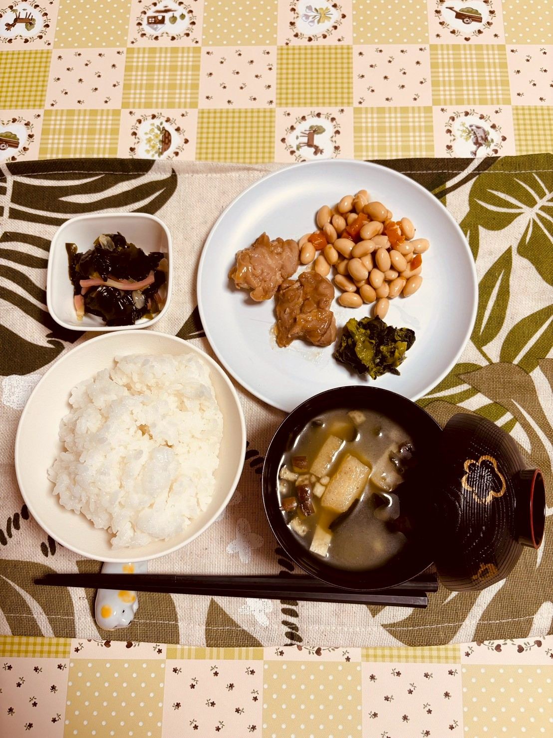 サードプレイス やつしろ 実際の食事 - ごはん・味噌汁・煮物・豆料理